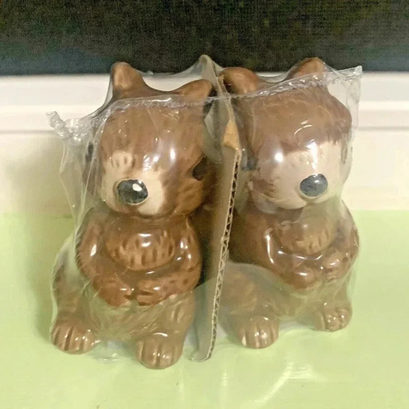 NEW Woodlands Squirrel Crush Table Decor Salt & Pepper Shaker Set - Picture 1 of 5